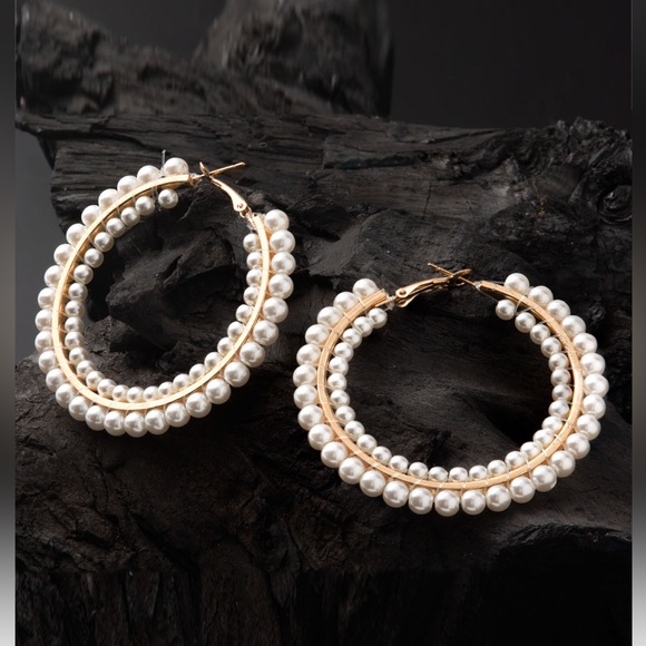 Jewelry - Beautiful Contemporary pearl hoop earrings